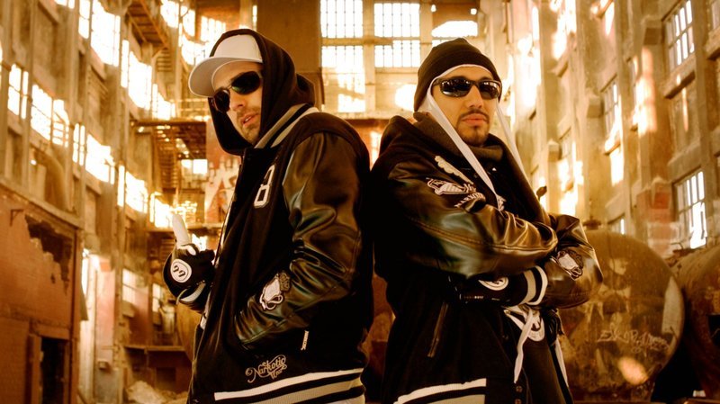Die Blutzbrüdaz Otis (Sido) und Eddy (B-Tight) sind seit ihrer frühsten Kindheit die besten Freunde. Sie teilen alles und sind immer füreinander da. Vor allem die Musik und der gemeinsame Traum von der großen Karriere als Rapper … – Bild: ProSieben Media AG © 2011 Constantin Film Verleih GmbH Die Blutzbrüdaz Otis (Sido) und Eddy (B-Tight) sind seit ihrer frühsten Kindheit die besten Freunde. Sie teilen alles und sind immer füreinander da. Vor allem die Musik und der gemeinsame Traum von der großen Karriere als Rapper … – Bild: ProSieben Media AG © 2011 Constantin Film Verleih GmbH