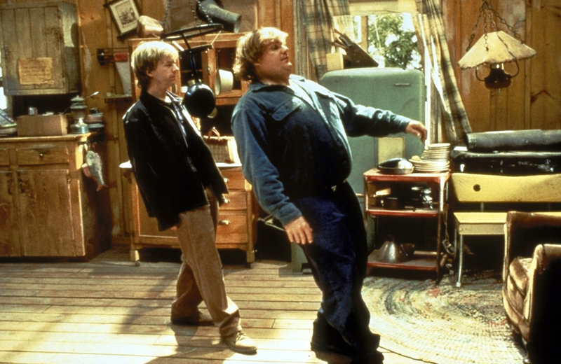 Steve (David Spade, l.) soll das Riesenbaby Mike (Chris Farley, r.) beaufsichtigen und aus dem größten Schlamassel heraushalten. Doch das gelingt ihm nur kurze Zeit ... – Bild: ProSieben Media AG © Paramount Pictures Steve (David Spade, l.) soll das Riesenbaby Mike (Chris Farley, r.) beaufsichtigen und aus dem größten Schlamassel heraushalten. Doch das gelingt ihm nur kurze Zeit ... – Bild: ProSieben Media AG © Paramount Pictures