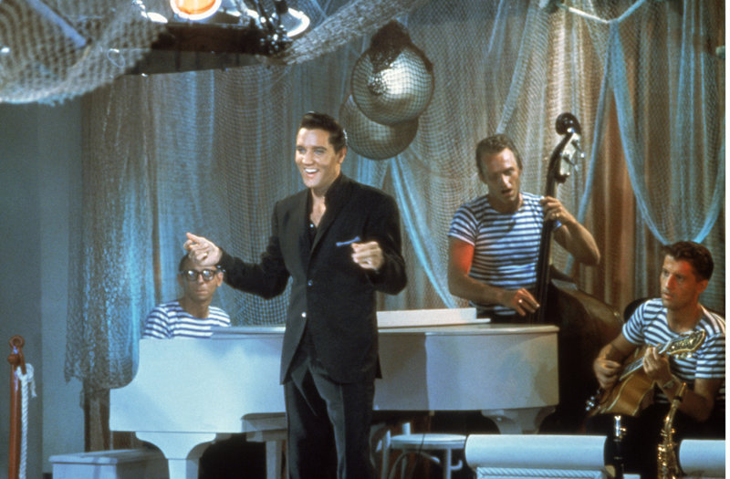 Mit nichts außer seiner Stimme landet Mike Windgren (Elvis Presley, vorne) nach einer turbulenten Reise im Badeort Acapulco ... – Bild: ProSieben Media AG TM & Copyright © 2003 by Paramount Pictures Corporation. All Rights Reserved. Mit nichts außer seiner Stimme landet Mike Windgren (Elvis Presley, vorne) nach einer turbulenten Reise im Badeort Acapulco ... – Bild: ProSieben Media AG TM & Copyright © 2003 by Paramount Pictures Corporation. All Rights Reserved.