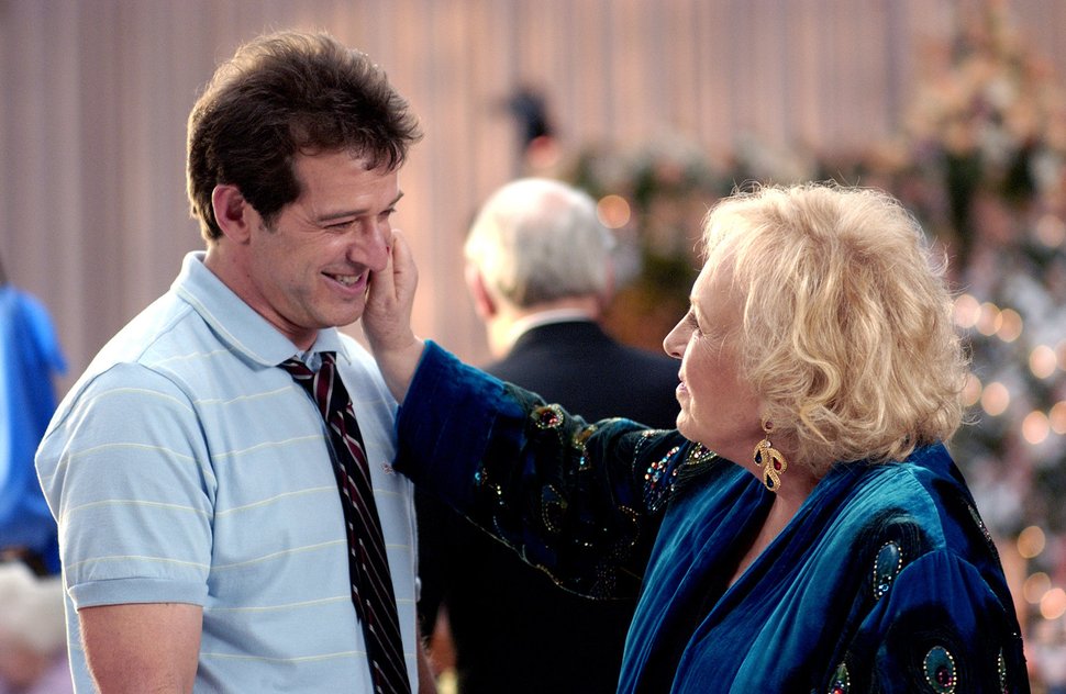 Um nach dem Einzug bei seiner Großmutter (’Doris Roberts, r.) nicht als völliger Loser dazustehen, erzählt Alex (Allen Covert, l.) seinen Freunden, dass er mit drei scharfen Bräuten zusammenwohnt… – Bild: ProSieben Media AG © 2007 Constantin Film Verleih