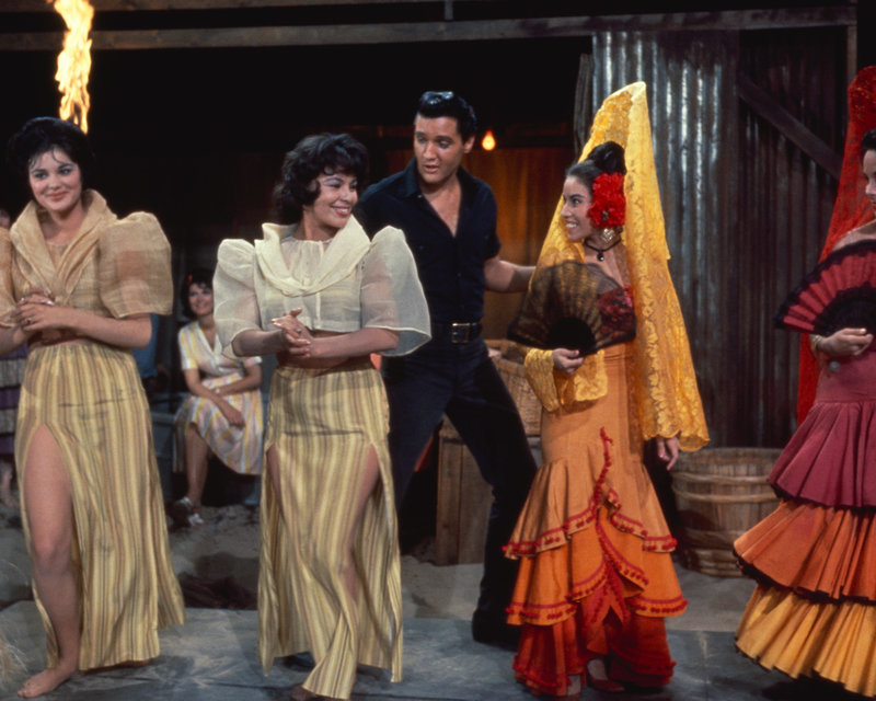 Versucht sich, mit seiner Stimme das Geld für sein Traumschiff zu verdienen: Fischerjunge Ross Carpenter (Elvis Presley, M.) ... – Bild: ProSieben Media AG TM & Copyright © 2002 by Paramount Pictures. All Rights Reserved. Versucht sich, mit seiner Stimme das Geld für sein Traumschiff zu verdienen: Fischerjunge Ross Carpenter (Elvis Presley, M.) ... – Bild: ProSieben Media AG TM & Copyright © 2002 by Paramount Pictures. All Rights Reserved.