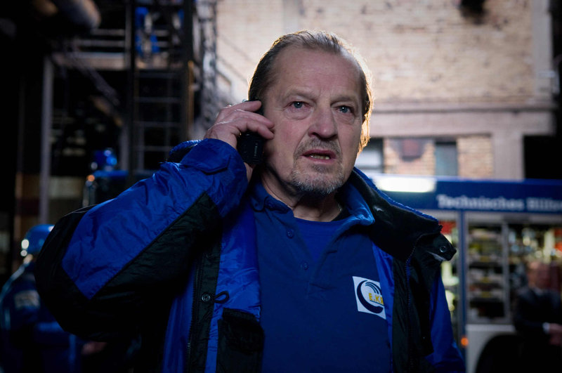 Gröger (Paul Faßnacht) kann sich nicht erklären, wie es zu dem tödlichen Unfall kommen konnte ... – Bild: ProSieben Media AG SAT.1 Gröger (Paul Faßnacht) kann sich nicht erklären, wie es zu dem tödlichen Unfall kommen konnte ... – Bild: ProSieben Media AG SAT.1