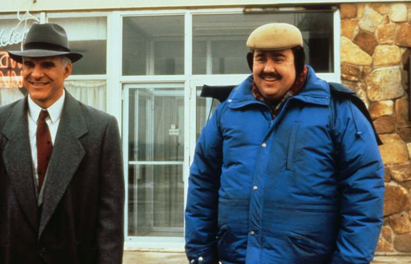 Neals (Steve Martin, l.) Versuche, die quasselnde Nervensäge Del (John Candy, r.) abzuhängen misslingen ... – Bild: ProSieben Media AG © Paramount Pictures Neals (Steve Martin, l.) Versuche, die quasselnde Nervensäge Del (John Candy, r.) abzuhängen misslingen ... – Bild: ProSieben Media AG © Paramount Pictures