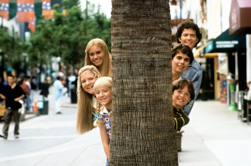 Sowohl die Brady-Brüder Greg (Christopher Daniel Barnes), Bobby (Jesse Lee) und Peter (Paul Sutera) als auch die Brady-Mädels Marcia (Christine Taylor), Jan (Jennifer Elise Cox, 3.v.r.) und Cindy (Olivia Hack, r.) bevorzugen die 70er Jahre … – Bild: ProSieben Media AG © Paramount Pictures