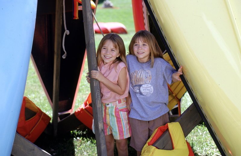 Waisenkind Amanda (Mary-Kate Olsen, r.) und Alyssa (Ashley Olsen, l.), Tochter eines Multimillionärs, verbringen die Ferien im gleichen Sommercamp. Schon bald wird deutlich, dass sich die beiden Kinder wie aus dem Gesicht geschnitten sind. Da schmieden die zwei Mädchen einen gewagten Plan … – Bild: Puls 8 Waisenkind Amanda (Mary-Kate Olsen, r.) und Alyssa (Ashley Olsen, l.), Tochter eines Multimillionärs, verbringen die Ferien im gleichen Sommercamp. Schon bald wird deutlich, dass sich die beiden Kinder wie aus dem Gesicht geschnitten sind. Da schmieden die zwei Mädchen einen gewagten Plan … – Bild: Puls 8