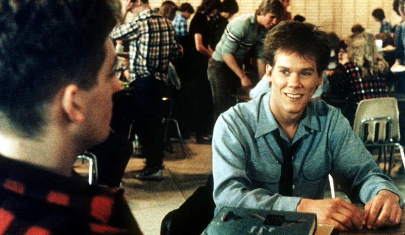 Ren McCormack (Kevin Bacon, r.) ist neu an der Schule. Kann er Willard Hewitt (Chris Penn, l.) vertrauen? – Bild: Puls 8 Ren McCormack (Kevin Bacon, r.) ist neu an der Schule. Kann er Willard Hewitt (Chris Penn, l.) vertrauen? – Bild: Puls 8