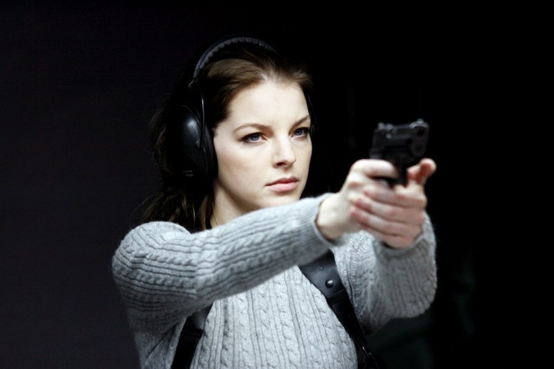Maria Teiss (Yvonne Catterfeld) ist eine außergewöhnlich konsequente und kompromisslose Polizistin. Eines Tages erhält sie den Auftrag, die Suche nach einem mehrfach verurteilten Kinderschänder aufzunehmen, der spurlos verschwunden ist – und mit ihm ein kleines Mädchen, das nächste Opfer … – Bild: Puls 8 Maria Teiss (Yvonne Catterfeld) ist eine außergewöhnlich konsequente und kompromisslose Polizistin. Eines Tages erhält sie den Auftrag, die Suche nach einem mehrfach verurteilten Kinderschänder aufzunehmen, der spurlos verschwunden ist – und mit ihm ein kleines Mädchen, das nächste Opfer … – Bild: Puls 8