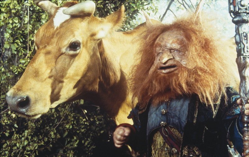Von dem Zwerg Gwildor (Billy Barty) erhält He-Man dessen neuste Erfindung: einen kosmischen Schlüssel, der seinen Besitzer an jeden beliebigen Punkt des Universums transportieren kann. Doch auch Skeletor hat einen solchen Schlüssel … – Bild: Puls 8 Von dem Zwerg Gwildor (Billy Barty) erhält He-Man dessen neuste Erfindung: einen kosmischen Schlüssel, der seinen Besitzer an jeden beliebigen Punkt des Universums transportieren kann. Doch auch Skeletor hat einen solchen Schlüssel … – Bild: Puls 8
