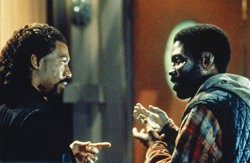 Auf der Suche nach der Vampirin geraten Maximillian (Eddie Murphy, l.) und Julius (Kadeem Hardison, r.) an ihre Grenzen … – Bild: Puls 8