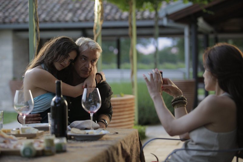Das Leben von Viktoria (Bettina Zimmermann, r.) und Manuel (Christoph M. Ohrt, M.) scheint perfekt zu sein. Die beiden lieben sich sehr und Geld spielt auch keine Rolle. Als sie jedoch während ihres Urlaubs in Kroatien eine junge Tramperin (Xenia Georgia Assenza, l.) bei sich aufnehmen, beginnt ein Alptraum, aus dem kein Erwachen möglich scheint … – Bild: Puls 8 Das Leben von Viktoria (Bettina Zimmermann, r.) und Manuel (Christoph M. Ohrt, M.) scheint perfekt zu sein. Die beiden lieben sich sehr und Geld spielt auch keine Rolle. Als sie jedoch während ihres Urlaubs in Kroatien eine junge Tramperin (Xenia Georgia Assenza, l.) bei sich aufnehmen, beginnt ein Alptraum, aus dem kein Erwachen möglich scheint … – Bild: Puls 8