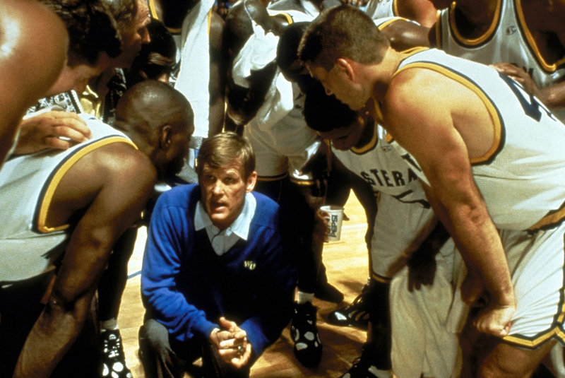 Der begeisterte Basketball-Coach Pete Bell (Nick Nolte, M.) befürchtet, dass er erstmalig mit seiner College-Mannschaft eine Meisterschaft verlieren wird. Deshalb nimmt er drei Supertalente gegen entsprechende - aber verbotene - Bezahlung ins Team auf ... – Bild: Puls 8 Der begeisterte Basketball-Coach Pete Bell (Nick Nolte, M.) befürchtet, dass er erstmalig mit seiner College-Mannschaft eine Meisterschaft verlieren wird. Deshalb nimmt er drei Supertalente gegen entsprechende - aber verbotene - Bezahlung ins Team auf ... – Bild: Puls 8