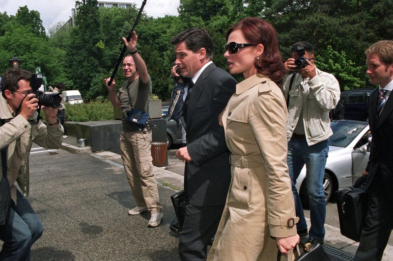 Umlagert von Journalisten, betreten Herbert Windscheid (Fritz Karl, vorne l.) und Felicitas Minkowski (Susanna Simon, vorne r.) siegesgewiss das Gerichtsgebäude … – Bild: Puls 8 Umlagert von Journalisten, betreten Herbert Windscheid (Fritz Karl, vorne l.) und Felicitas Minkowski (Susanna Simon, vorne r.) siegesgewiss das Gerichtsgebäude … – Bild: Puls 8