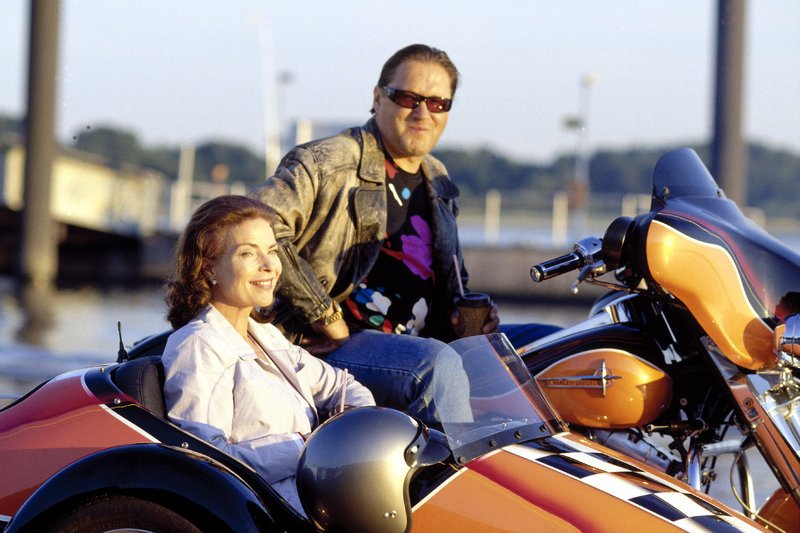 Manni (Michael Brandner, r.) kann die zurückhaltende Linda (Gudrun Landgrebe, l.) zu einem Motorradausflug überreden … – Bild: Puls 8