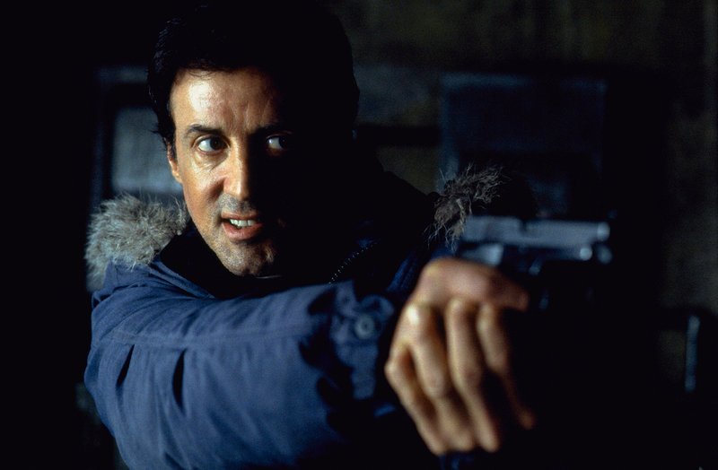 Der FBI-Agent Jake Malloy (Sylvester Stallone) ist einem bestialischen Cop-Killer auf den Fersen. – Bild: Puls 8 Der FBI-Agent Jake Malloy (Sylvester Stallone) ist einem bestialischen Cop-Killer auf den Fersen. – Bild: Puls 8