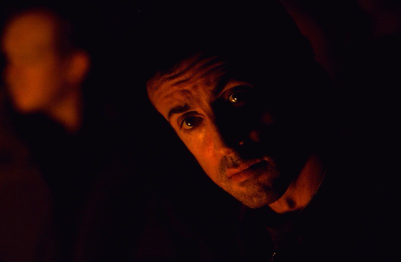 Jake Malloy (Sylvester Stallone) ertränkt seine Probleme im Alkohol … – Bild: Puls 8