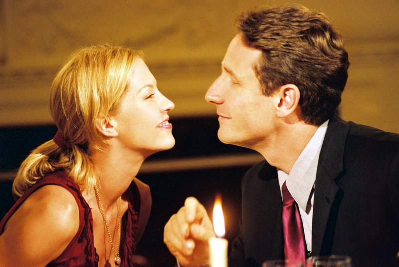 Ellena (Jenna Elfman, l.) ist fest davon überzeugt, eine kurze, heftige Affäre mit dem angesehenen, verheirateten Arzt David Stillman (Sam Robards, r.) gehabt zu haben, oder? – Bild: Puls 8