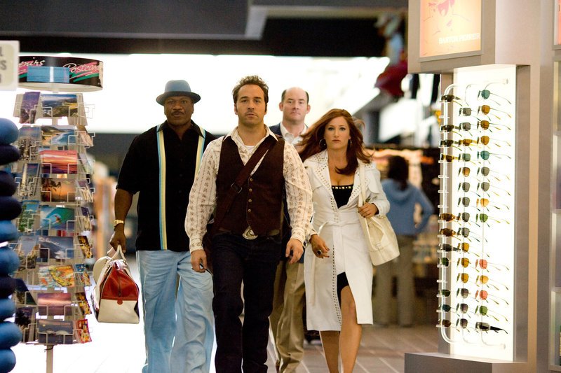 Ein mit allen Wassern gewaschenes Autohändlerteam, (v.l.n.r.) Jibby (Ving Rhames), Don Ready (Jeremy Piven), Brent (David Koechner) und Babs (Kathryn Hahn), soll einen Familienbetrieb vor der feindlichen Übernahme durch einen bösen Lokalrivalen retten … – Bild: Puls 8 Ein mit allen Wassern gewaschenes Autohändlerteam, (v.l.n.r.) Jibby (Ving Rhames), Don Ready (Jeremy Piven), Brent (David Koechner) und Babs (Kathryn Hahn), soll einen Familienbetrieb vor der feindlichen Übernahme durch einen bösen Lokalrivalen retten … – Bild: Puls 8