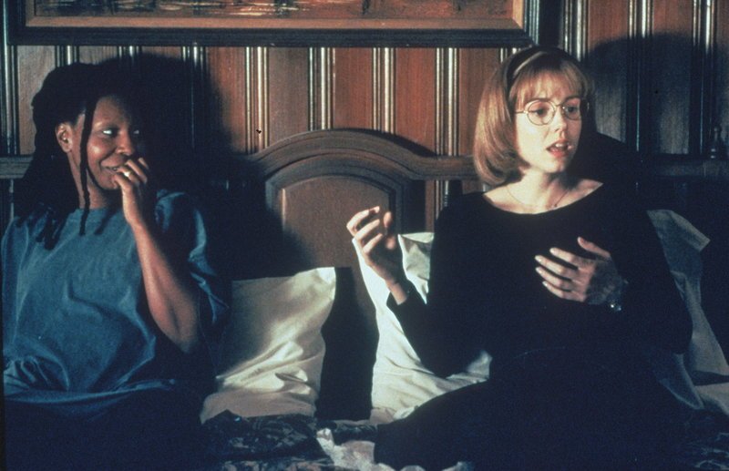 Langsam kommen sich Jane (Whoopi Goldberg, l.) und Robin (Marie-Louise Parker, r.) näher. – Bild: Puls 8 Langsam kommen sich Jane (Whoopi Goldberg, l.) und Robin (Marie-Louise Parker, r.) näher. – Bild: Puls 8