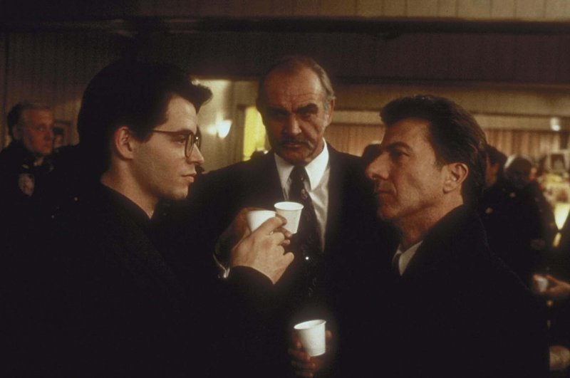 Nach langem Zögern willigt Vito (Dustin Hoffman, r.) in Jessie (Sean Connery, M.) und Adams (Matthew Broderick, l.) Einbruchsplan ein… – Bild: Puls 8