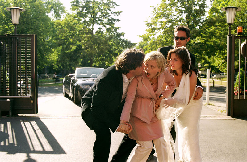 Ausgerechnet bei der Hochzeit setzen bei der hochschwangeren Sylvie (Nina Weniger, 2.v.l.) die Wehen ein. Max (Hans-Jochen Wagner, l.), Pia (Katharina Wackernagel, 2.v.r.) und Uli (Benjamin Sadler, r.) machen sich sofort auf den Weg ins Krankenhaus. – Bild: Puls 8 Ausgerechnet bei der Hochzeit setzen bei der hochschwangeren Sylvie (Nina Weniger, 2.v.l.) die Wehen ein. Max (Hans-Jochen Wagner, l.), Pia (Katharina Wackernagel, 2.v.r.) und Uli (Benjamin Sadler, r.) machen sich sofort auf den Weg ins Krankenhaus. – Bild: Puls 8