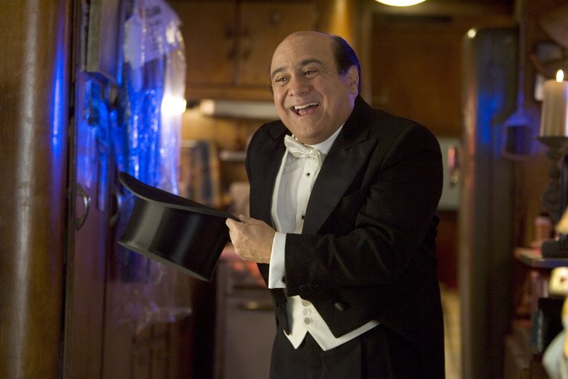 Zumindest einen Fan hat der Möchtegern-Magier Walter (Danny DeVito): die spielsüchtige Autorin Carol, die hofft, in dem kleinen Ganoven Inspiration für ihr neues Buch zu finden … – Bild: Puls 8 Zumindest einen Fan hat der Möchtegern-Magier Walter (Danny DeVito): die spielsüchtige Autorin Carol, die hofft, in dem kleinen Ganoven Inspiration für ihr neues Buch zu finden … – Bild: Puls 8