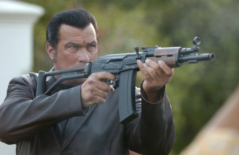 Um die Familie seines toten Freundes zu retten, muss er den Sohn eines Drogenbarons retten. Für John Seeger (Steven Seagal) und seine kleine Truppe beginnt ein gnadenloser Wettlauf mit der Zeit … – Bild: Puls 8 Um die Familie seines toten Freundes zu retten, muss er den Sohn eines Drogenbarons retten. Für John Seeger (Steven Seagal) und seine kleine Truppe beginnt ein gnadenloser Wettlauf mit der Zeit … – Bild: Puls 8