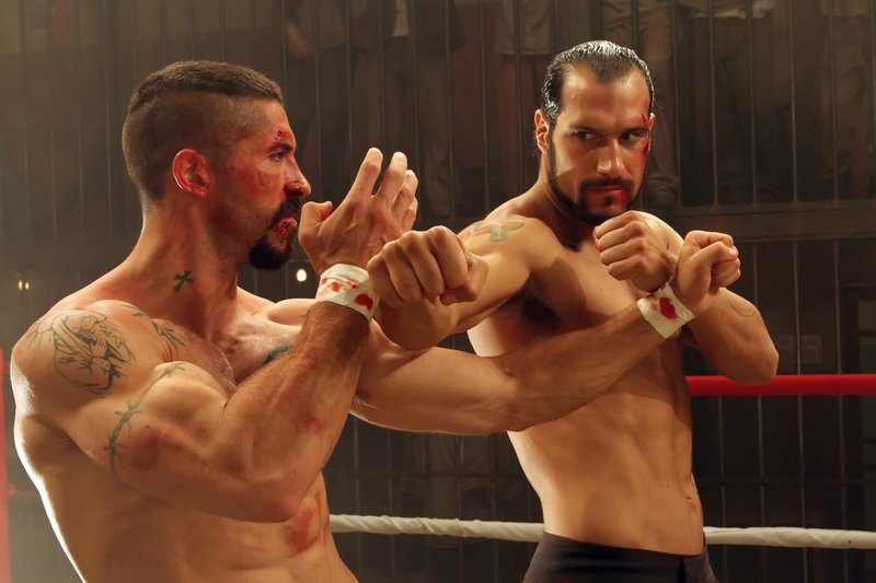 Zwischen Boyka (Scott Adkins, l.) und Dolor (Marko Zaror, r.) beginnt ein Kampf auf Leben und Tod … – Bild: Puls 8 Zwischen Boyka (Scott Adkins, l.) und Dolor (Marko Zaror, r.) beginnt ein Kampf auf Leben und Tod … – Bild: Puls 8