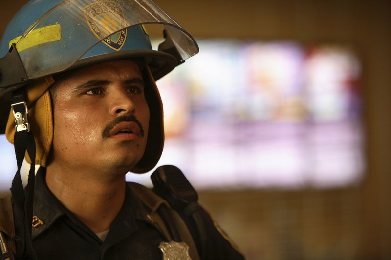 Am 11. September 2001 fliegen Terroristen zwei Passagiermaschinen in die Türme des World Trade Centers. Kaum mit der Evakuierung begonnen, wird Will Jimeno (Michael Pena) unter den Trümmern des einstürzenden Gebäudes begraben. Abgeschnitten von der Außenwelt kämpft er schwer verletzt ums Überleben … – Bild: Puls 8 Am 11. September 2001 fliegen Terroristen zwei Passagiermaschinen in die Türme des World Trade Centers. Kaum mit der Evakuierung begonnen, wird Will Jimeno (Michael Pena) unter den Trümmern des einstürzenden Gebäudes begraben. Abgeschnitten von der Außenwelt kämpft er schwer verletzt ums Überleben … – Bild: Puls 8