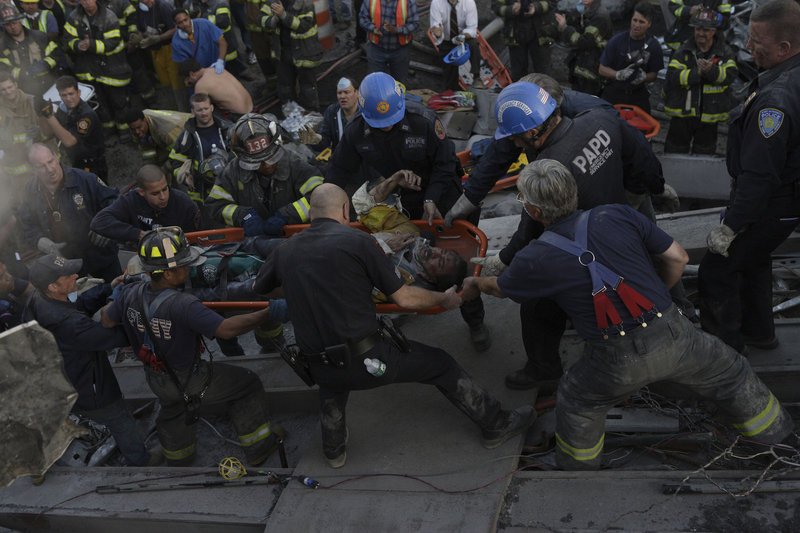 Von einem Moment auf den anderen werden die Retter zu Opfern. 2749 Menschen sterben beim Attentat auf das World Trade Center, darunter über 300 Polizisten. 20 von ihnen können gerettet werden: Auch John McLoughlin (Nicolas Cage, liegend) wird schwer verletzt lebendig begraben, 22 Stunden liegt er unter Betonplatten, ehe er doch noch gefunden wird … – Bild: Puls 8 Von einem Moment auf den anderen werden die Retter zu Opfern. 2749 Menschen sterben beim Attentat auf das World Trade Center, darunter über 300 Polizisten. 20 von ihnen können gerettet werden: Auch John McLoughlin (Nicolas Cage, liegend) wird schwer verletzt lebendig begraben, 22 Stunden liegt er unter Betonplatten, ehe er doch noch gefunden wird … – Bild: Puls 8