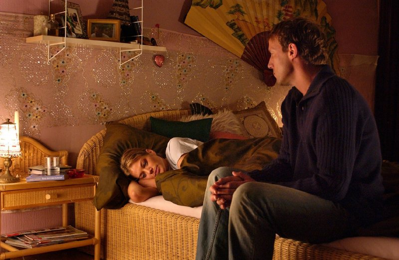 Heimliche Liebe - Der Schüler und die Postbotin – Bild: Puls 8