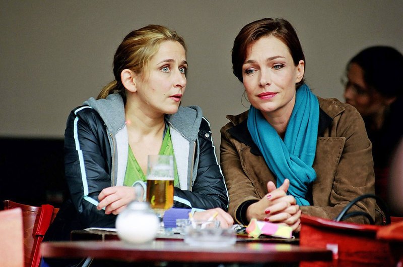 Therese (Aglaia Szyszkowitz, r.) versucht mit allen Mitteln Manu (Barbara Philipp. l.) gegen ihre Freundinnen aufzuhetzen. – Bild: Puls 8 Therese (Aglaia Szyszkowitz, r.) versucht mit allen Mitteln Manu (Barbara Philipp. l.) gegen ihre Freundinnen aufzuhetzen. – Bild: Puls 8