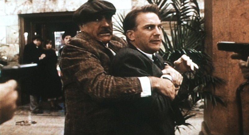 Um den Gangsterboss Al Capone unschädlich machen zu können, müssen Eliot Ness (Kevin Costner, r.) und Jim Malone (Sean Connery, l.) ganz tief in die Trickkiste greifen … – Bild: Puls 8