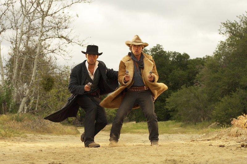 Ende des 19. Jahrhunderts sind Butch Cassidy (David Clayton Rogers, l.) und Sundance Kid (Ryan Browing, r.) ebenso berühmt wie berüchtigt. – Bild: Puls 8 Ende des 19. Jahrhunderts sind Butch Cassidy (David Clayton Rogers, l.) und Sundance Kid (Ryan Browing, r.) ebenso berühmt wie berüchtigt. – Bild: Puls 8