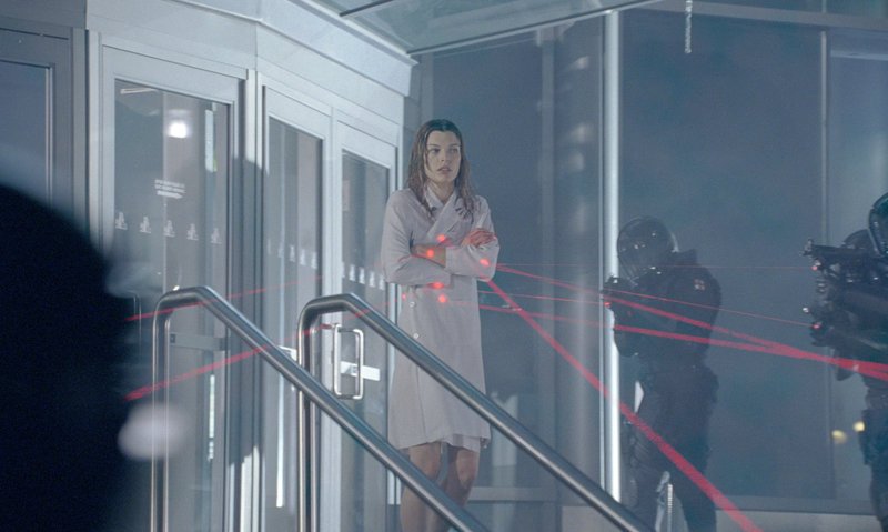 Im Visier hemmungsloser Kräfte: Alice (Milla Jovovich) … – Bild: Puls 8