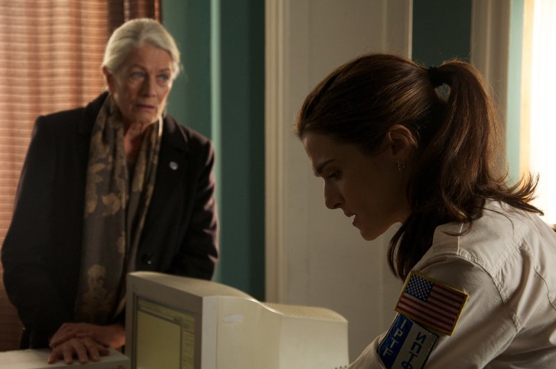 Die Gender-Expertin und Anwältin Madeleine Rees (Vanessa Redgrave, l.) ernennt die amerikanische Polizistin Kathryn Bolkovac (Rachel Weisz, r.) zur Leiterin einer Dienststelle, die sich um die Rechte von Frauen in Bosnien kümmert. Mit weitreichenden Folgen … – Bild: Puls 8 Die Gender-Expertin und Anwältin Madeleine Rees (Vanessa Redgrave, l.) ernennt die amerikanische Polizistin Kathryn Bolkovac (Rachel Weisz, r.) zur Leiterin einer Dienststelle, die sich um die Rechte von Frauen in Bosnien kümmert. Mit weitreichenden Folgen … – Bild: Puls 8