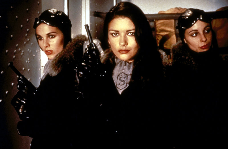 Die Schergin des Bösewichts: Sala (Catherine Zeta-Jones, M.) ... – Bild: Puls 8 Die Schergin des Bösewichts: Sala (Catherine Zeta-Jones, M.) ... – Bild: Puls 8