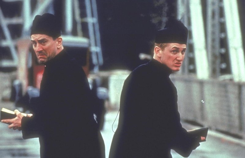 Die beiden Gangster Ned (Robert De Niro, l.) und Jim (Sean Penn, r.) hoffen, dass sie in ihrer Verkleidung die stark bewachte Brücke überqueren können … – Bild: Puls 8
