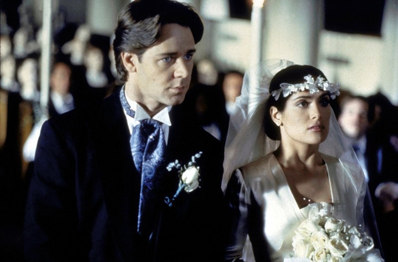 Endlich stehen Steve (Russell Crowe, l.) und Monica (Salma Hayek, r.) vor dem Traualtar. Doch das Eheglück währt nicht lange … – Bild: Puls 8