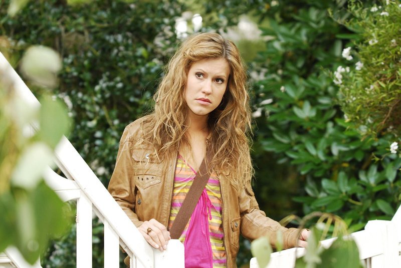 Ihr Job als House-Sitterin verschlägt die Medizinstudentin Naomi (Wolke Hegenbarth) in den noblen Hamburger Stadtteil Blankenese … – Bild: Puls 8