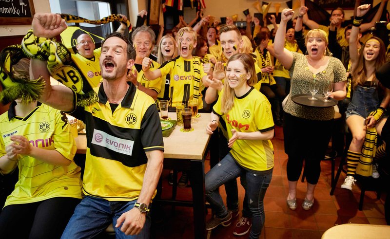 Aus Liebe zum Verein gehen Manni (Sönke Möhring, vorne l.) und seine Freunde über alles – wirklich alles… – Bild: Puls 8 Aus Liebe zum Verein gehen Manni (Sönke Möhring, vorne l.) und seine Freunde über alles – wirklich alles… – Bild: Puls 8