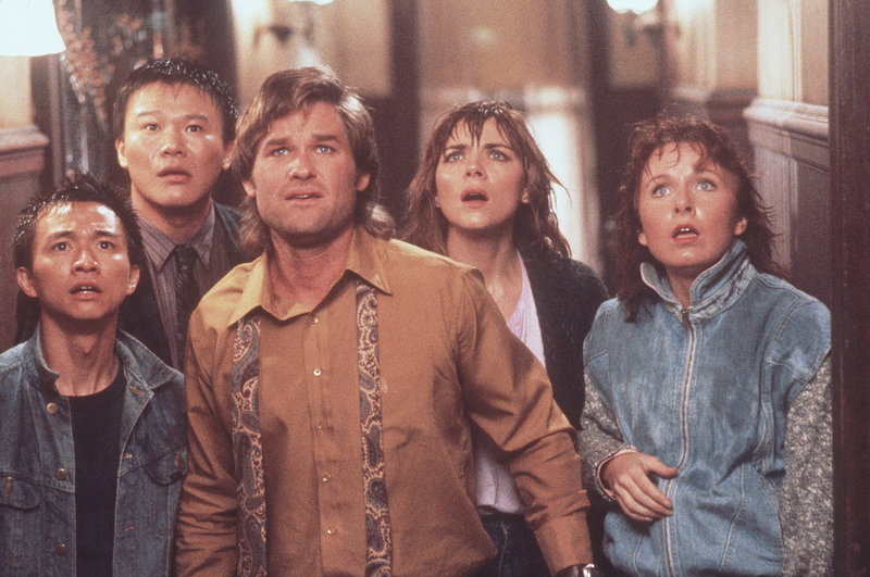 Im unterirdischen Reich des bösen Magiers Lo Pan müssen Jack (Kurt Russell, 3.v.l.), Gracie (Kim Cattrall, 2.v.r.), Wang Chi (Dennis Dun, l.) und Miao Yin (Suzee Pai, r.) gefährliche Abenteuer überstehen ... – Bild: Puls 8 Im unterirdischen Reich des bösen Magiers Lo Pan müssen Jack (Kurt Russell, 3.v.l.), Gracie (Kim Cattrall, 2.v.r.), Wang Chi (Dennis Dun, l.) und Miao Yin (Suzee Pai, r.) gefährliche Abenteuer überstehen ... – Bild: Puls 8