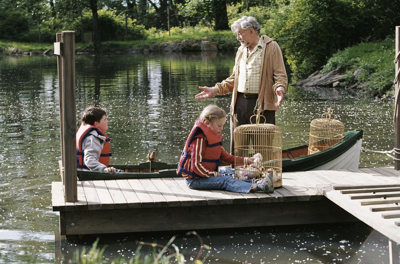 Für James Morse (Peter Falk, r.) gibt es nichts Schöneres, als seinem Enkel (Josh Hutcherson, l.) Geschichten zu erzählen. Als dieser jedoch an dem Wahrheitsgehalt der Erzählungen zu zweifeln beginnt, macht sich Morse mit ihm auf eine Reise voller unglaublicher Abenteuer ... – Bild: Puls 8 Für James Morse (Peter Falk, r.) gibt es nichts Schöneres, als seinem Enkel (Josh Hutcherson, l.) Geschichten zu erzählen. Als dieser jedoch an dem Wahrheitsgehalt der Erzählungen zu zweifeln beginnt, macht sich Morse mit ihm auf eine Reise voller unglaublicher Abenteuer ... – Bild: Puls 8