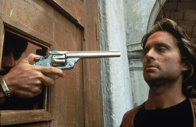 Immer wieder auf der Suche nach neuen Abenteuern gerät Jack Colton (Michael Douglas) regelmäßig in Lebensgefahr ... – Bild: Puls 8 Immer wieder auf der Suche nach neuen Abenteuern gerät Jack Colton (Michael Douglas) regelmäßig in Lebensgefahr ... – Bild: Puls 8