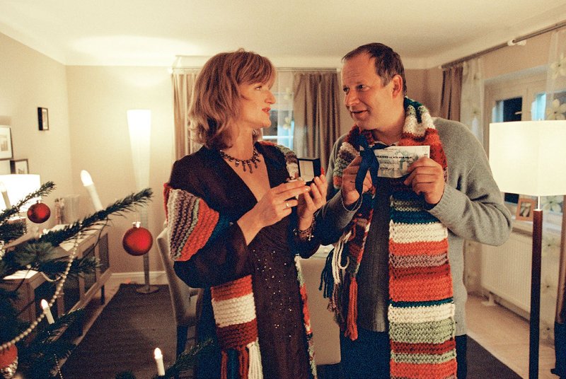 Hanna (Nina Petri, l.) ist überrascht, dass Balthasar (Axel Milberg, r.) ihr einen Ring geschenkt hat. Will er damit endlich ihr Herz erobern …? – Bild: Puls 8