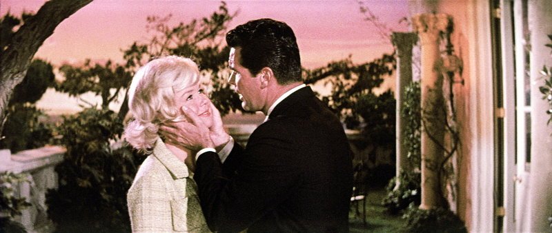 Auch wenn Ellen (Doris Day, l.) fünf Jahre verschollen war und Nick (James Garner, r.) gerade eine andere geheiratet hat – die beiden lieben sich immer noch … – Bild: Puls 8 Auch wenn Ellen (Doris Day, l.) fünf Jahre verschollen war und Nick (James Garner, r.) gerade eine andere geheiratet hat – die beiden lieben sich immer noch … – Bild: Puls 8