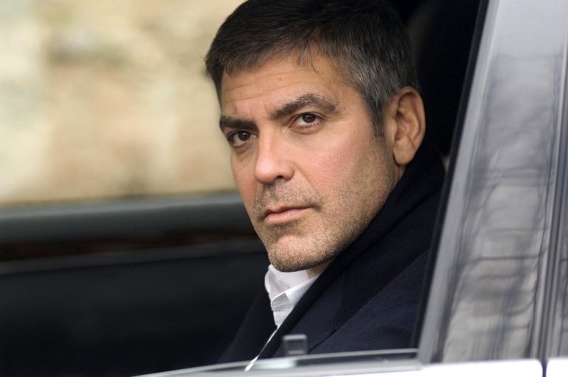 Hatte Arthur Recht und die Firma wusste über die möglicherweise tödliche Wirkung ihres Mittels Bescheid? Michael (George Clooney) muss auf eigene Faust recherchieren, da sich seine Kanzlei nur um den Sieg des Falles schert … – Bild: Puls 8