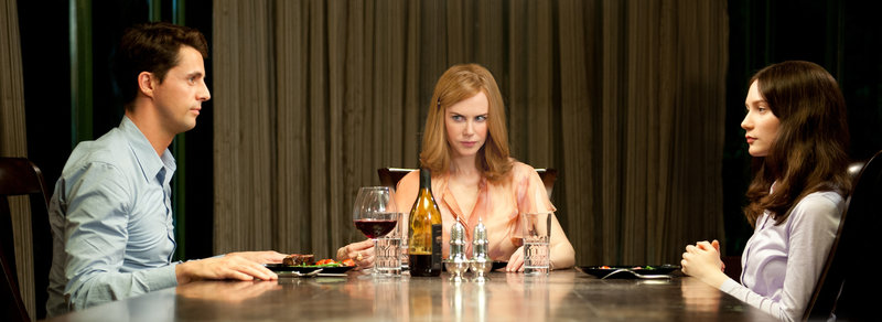 Als zur Beerdigung ihres Vaters plötzlich dessen unbekannter und geheimnisvoller Bruder Charlie (Matthew Goode, l.) auftaucht und sich im Haus ihrer Mutter (Nicole Kidman, M.) niederlässt, beginnt für India (Mia Wasikowska, r.) eine aufwühlende Suche nach mörderischen Familiengeheimnissen ... – Bild: Puls 8 Als zur Beerdigung ihres Vaters plötzlich dessen unbekannter und geheimnisvoller Bruder Charlie (Matthew Goode, l.) auftaucht und sich im Haus ihrer Mutter (Nicole Kidman, M.) niederlässt, beginnt für India (Mia Wasikowska, r.) eine aufwühlende Suche nach mörderischen Familiengeheimnissen ... – Bild: Puls 8