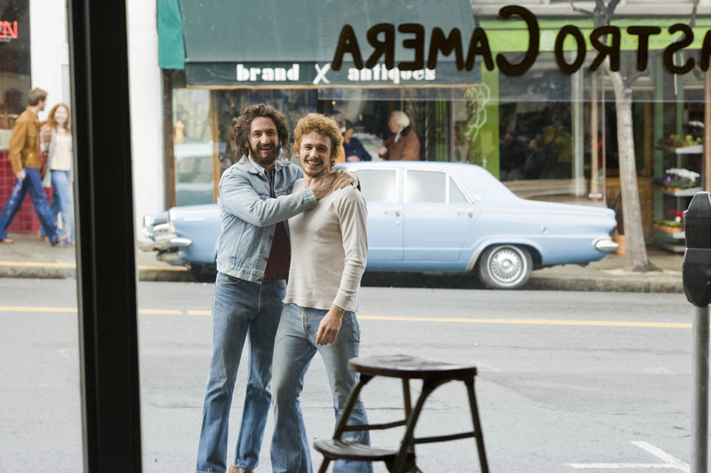 Anfang der 70er Jahre beschließen Harvey Milk (Sean Penn, l.) und sein Freund Scott Smith (James Franco, r.), in San Francisco einen Fotoladen zu eröffnen. – Bild: Puls 8 Anfang der 70er Jahre beschließen Harvey Milk (Sean Penn, l.) und sein Freund Scott Smith (James Franco, r.), in San Francisco einen Fotoladen zu eröffnen. – Bild: Puls 8
