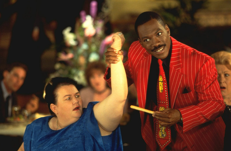 Sherman (Eddie Murphy, l.) verwandelt sich in den gertenschlanken, attraktiven Frauenhelden Buddy Love, der jedoch zunehmend unausstehlicher und gemeiner wird ... – Bild: Puls 8 Sherman (Eddie Murphy, l.) verwandelt sich in den gertenschlanken, attraktiven Frauenhelden Buddy Love, der jedoch zunehmend unausstehlicher und gemeiner wird ... – Bild: Puls 8