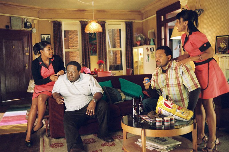 Der erfolgreiche Ralph (Cedric „the Entertainer“, 2.v.l.) plant, zusammen mit seiner Frau Alice (Gabrielle Union, l.) und dem befreundeten Ehepaar Ed (Mike Epps, 2.v.r.) und Trixie Norton (Regina Hall, r.) ein Zweifamilienhaus zu kaufen. Davor hat er jedoch noch einen 1a-Plan, um das Ersparte zu vermehren – doch ob das eine gute Idee ist? – Bild: Puls 8 Der erfolgreiche Ralph (Cedric „the Entertainer“, 2.v.l.) plant, zusammen mit seiner Frau Alice (Gabrielle Union, l.) und dem befreundeten Ehepaar Ed (Mike Epps, 2.v.r.) und Trixie Norton (Regina Hall, r.) ein Zweifamilienhaus zu kaufen. Davor hat er jedoch noch einen 1a-Plan, um das Ersparte zu vermehren – doch ob das eine gute Idee ist? – Bild: Puls 8